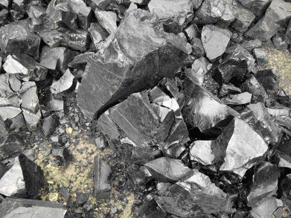 Difference between carbon black and petroleum coke